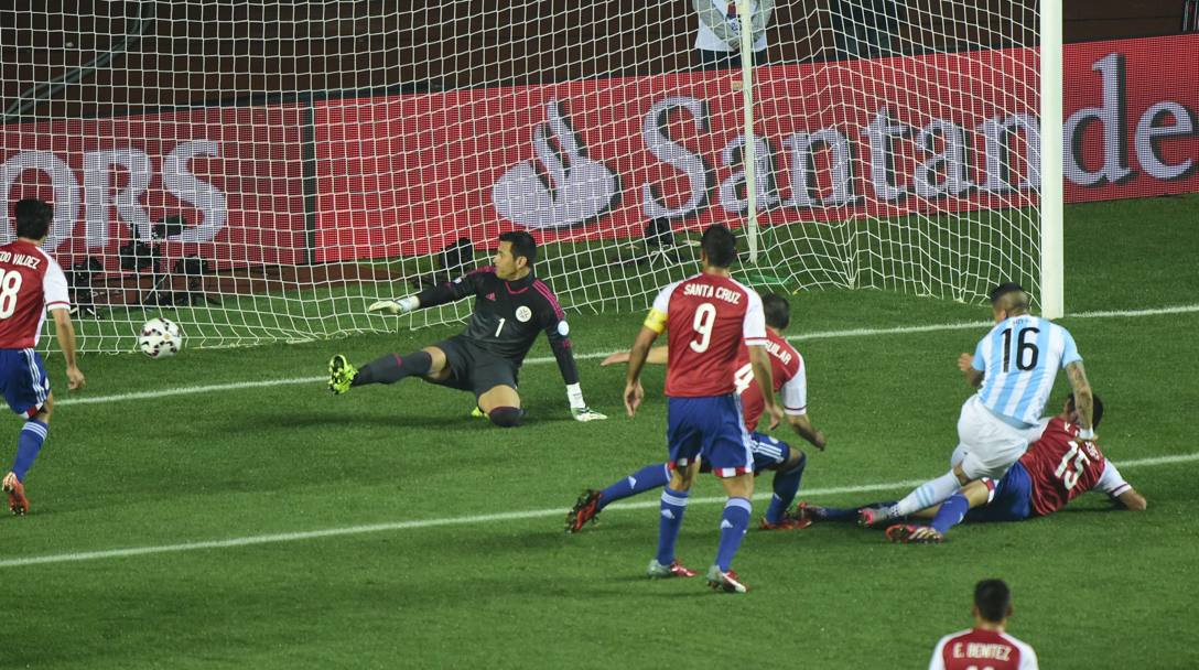 Il difensore dell&#39;Argentina Marcos Rojo segna il primo gol al 14&#39; contro il Paraguay. (AFP)